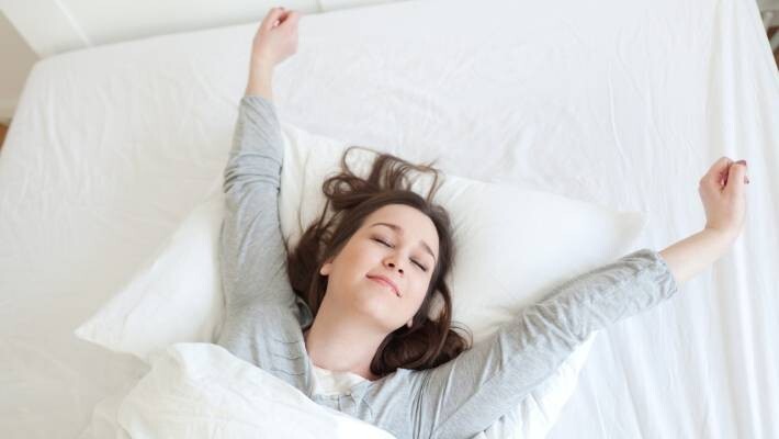 7 things you should never do right after waking up